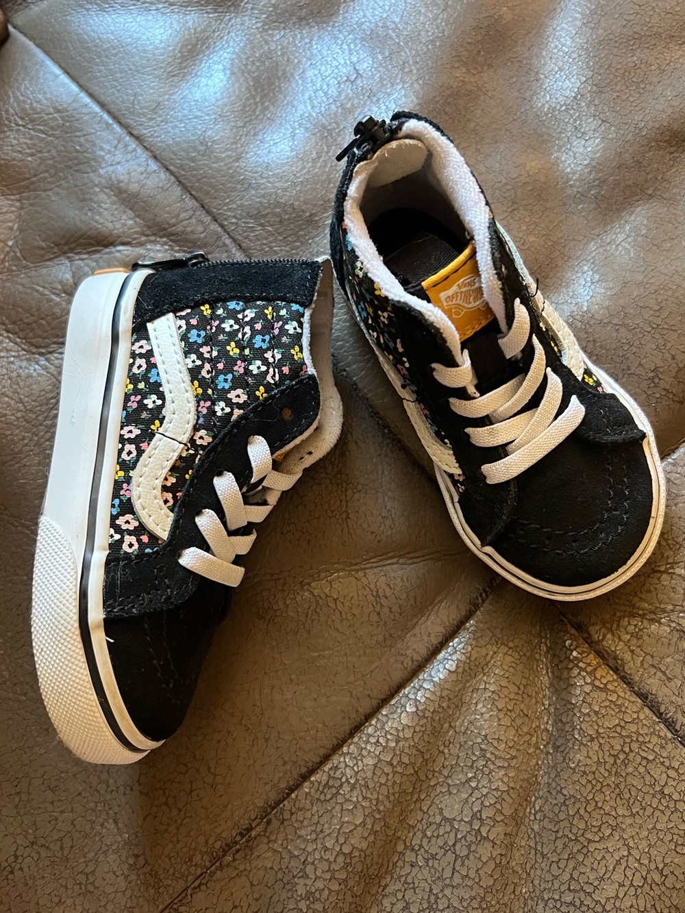 Vans Sk8-Hi Zip Shoe - Floral Sneakers in Black